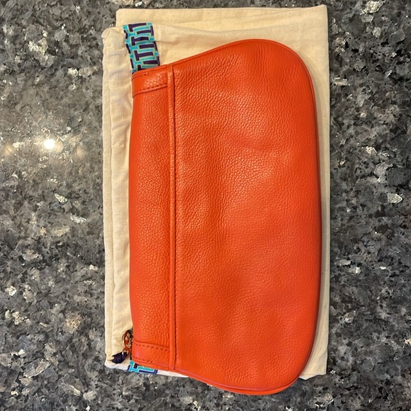 Tory Burch clutch with Removable gold strap - Picture 4 of 4